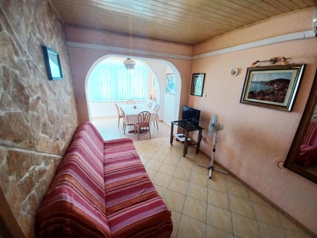 Apartments Carmen Vinisce Luaran gambar